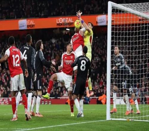 球迷激动拥,抱詹姆斯,场边温情互,皇冠体育平台,皇冠体育官方网站,皇冠体育登录入口,皇冠体育app下载