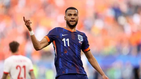 《内维尔直言：萨拉赫举动引争议，回忆C罗曼联旧事，不满情绪再起》