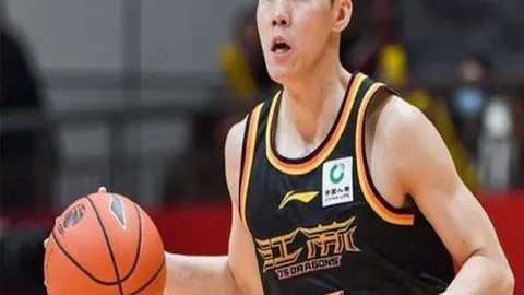 第九届亚冬会火炬传递隆重开启，首场赛事亮点纷呈，央视新闻客户端全程直播